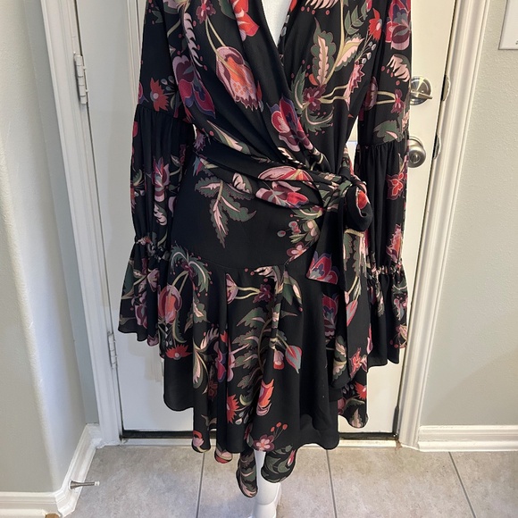 PatBO Short Wrap Dress Black Floral Long Bell Sleeves Tie Waist V-Neck Size 2 - Picture 2 of 5